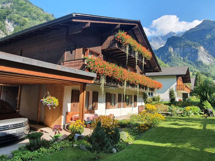 Ferienwohnung für 7 Personen, mit Terrasse und Garten sowie Ausblick in Glarus Süd