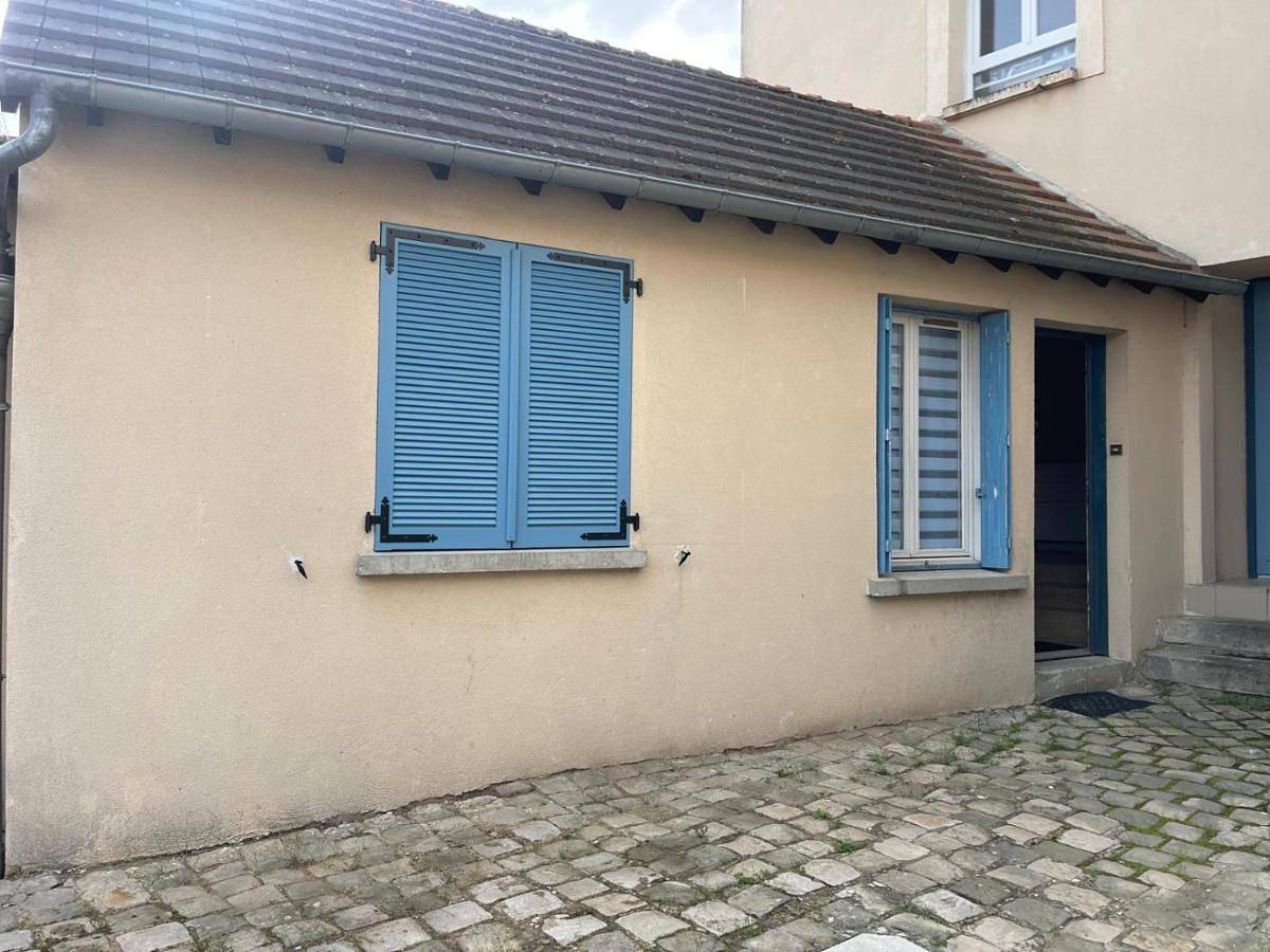 Appartement entier, One-Bedroom Apartment in Épernon, Région de Chartres