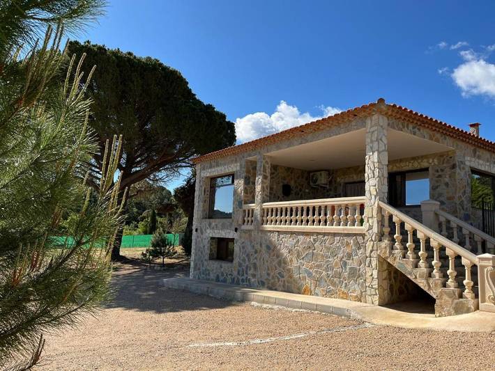 Casa rural para 6 personas, con piscina además de jardín y vistas en Las Valeras