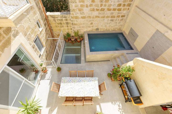 Location de vacances pour 5 personnes, avec jardin ainsi que balcon et piscine dans Zebbug