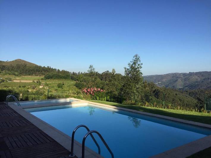 Location de vacances pour 8 personnes, avec bassin pour enfant et piscine ainsi que jardin et vue, animaux acceptés dans Vilarinho (Valdosende) - 2