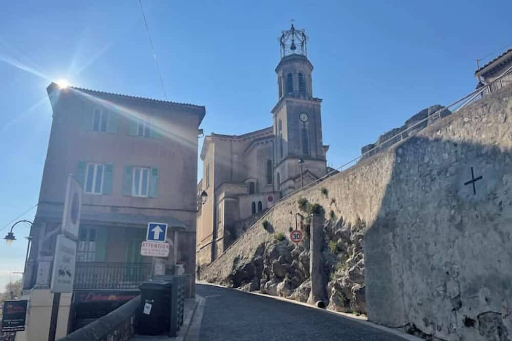 Entire apartment, Horizon Dans le Vieux Village des Pennes in Les Pennes-Mirabeau, Aix-en-Provence region