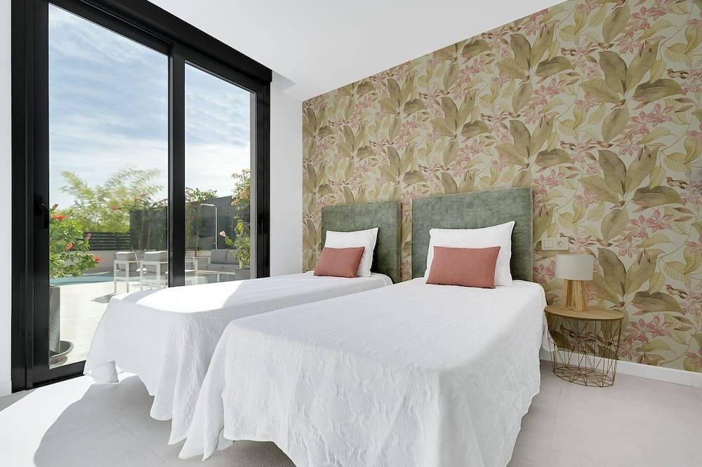 Beautiful new  villa 12 min to Benidorm with prive pool and hot tub on the  roof in Polop, Costa Blanca