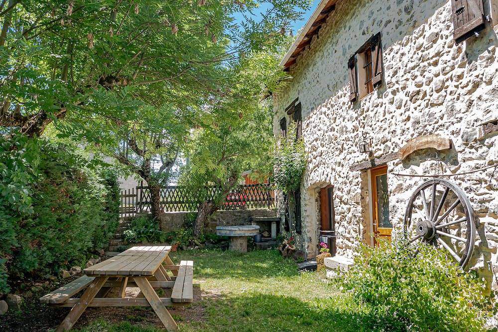 Bauernhaus aus dem 19. Jahrhundert mit ganzjährig beheiztem Innenpool. in Chabottes, Nationalpark Écrins