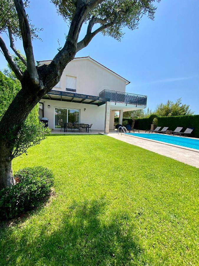 Villa per 6 persone, con Balcone e Terrazza nonché Giardino e Piscina a Olmi