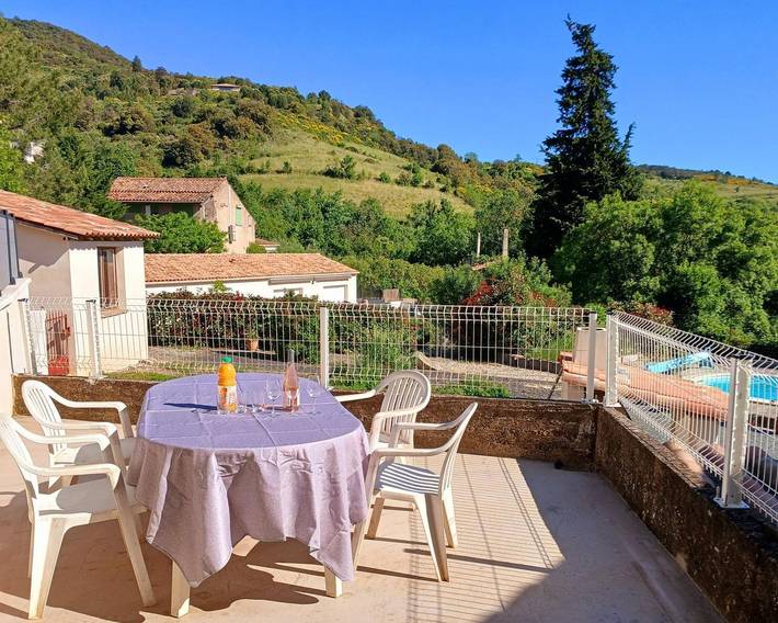 Gîte pour 4 personnes, avec terrasse à Berlou
