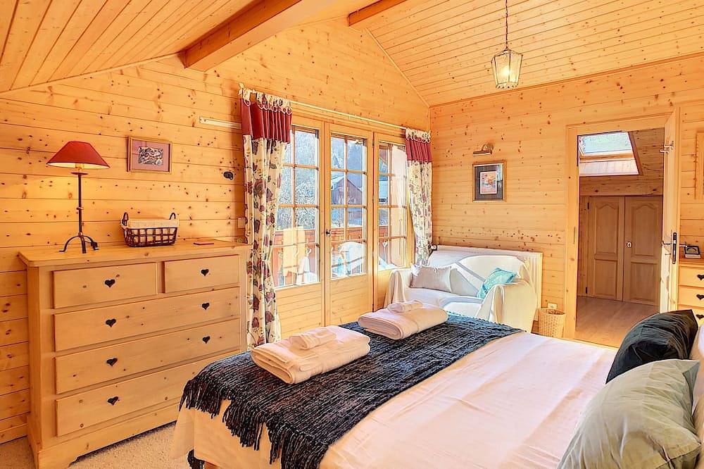 Beautiful chalet, large private garden, 5 minutes walk to ski lifts and lac bleu in Station de Morillon, Grand Massif