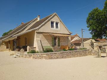 Gîte pour 8 personnes, avec terrasse ainsi que jardin et vue à Ozenay