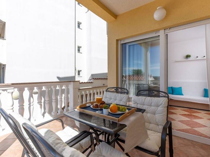 Ferienwohnung für 3 Personen, mit Terrasse und Pool