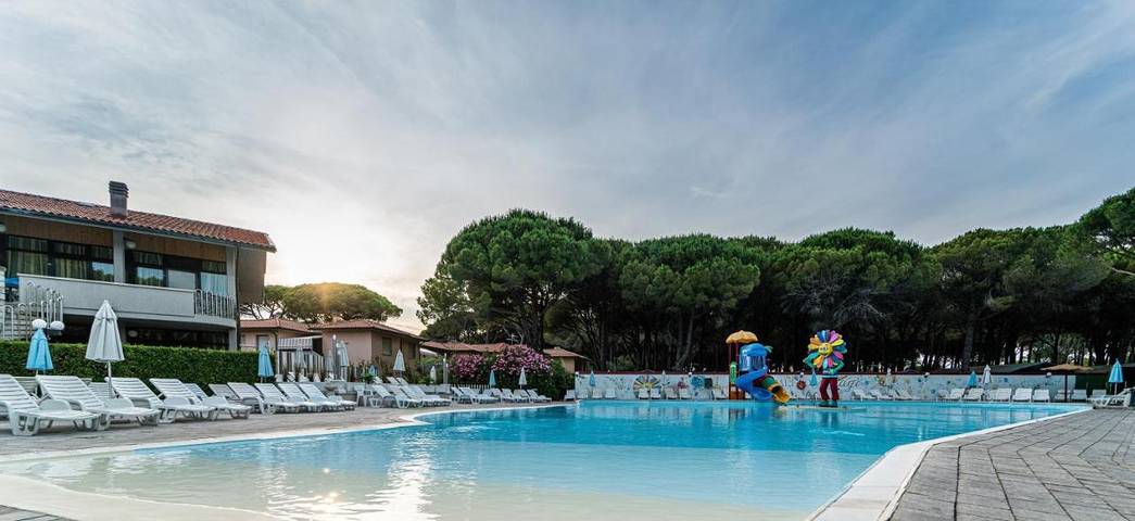 Campeggio per 4 persone, con Terrazza e Piscina per bambini nonché Piscina a Marina di Bibbona