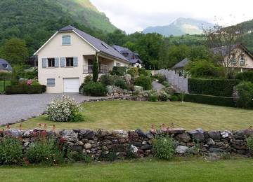 Gîte pour 10 personnes, avec terrasse et jardin à Béost