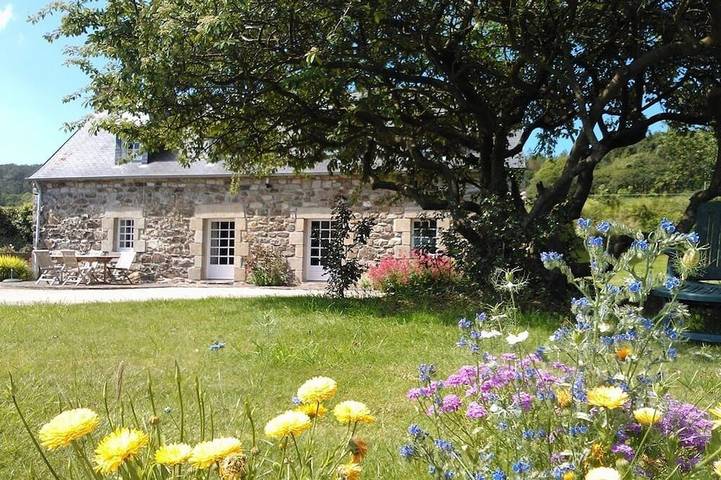 Gîte pour 5 personnes, avec jardin à Plomodiern