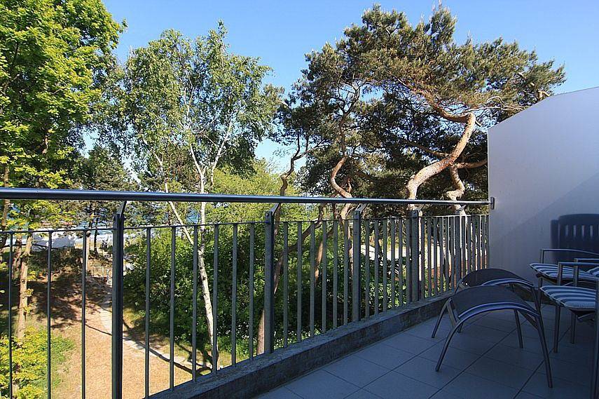 Ganze Wohnung, Elegante Ferienwohnung mit Balkon und Meerblick, direkte Strandlage in Breege, Rügen