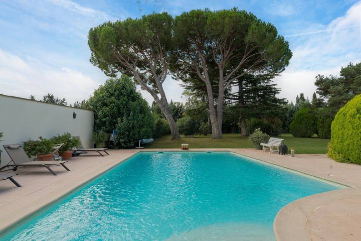 Entire apartment, Apartment 'Havre De Paix' with Shared Pool, Wi-Fi and Air Conditioning in Salon-de-Provence, Mediterranean Coast (France)