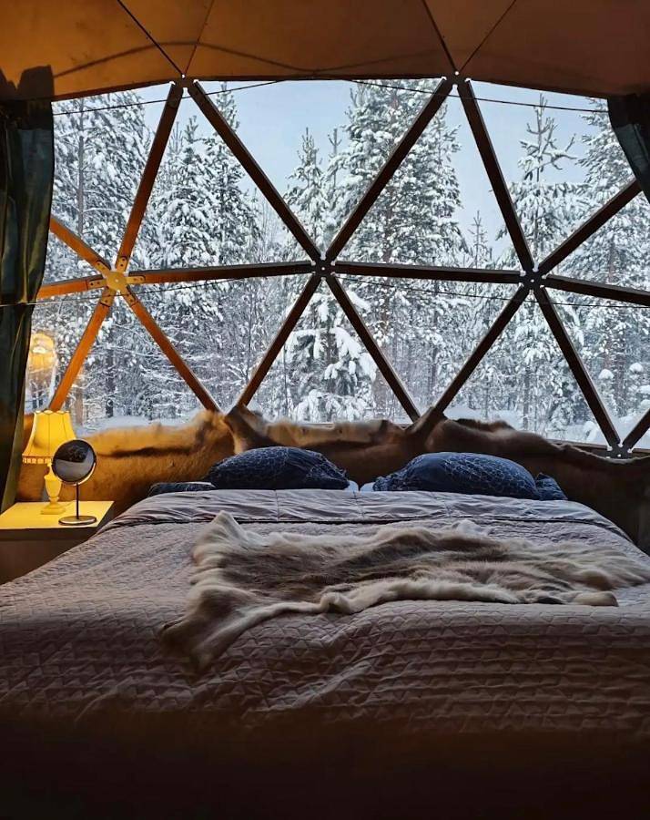 Private Jacuzzi Igloo bedroom in Aurora Lounge Hotel with shared sauna and pet friendly in Rovaniemi, Laponia