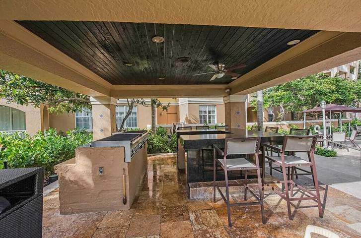 Vacation rental for 6 people, with hot tub and pool as well as balcony in Aventura FL
