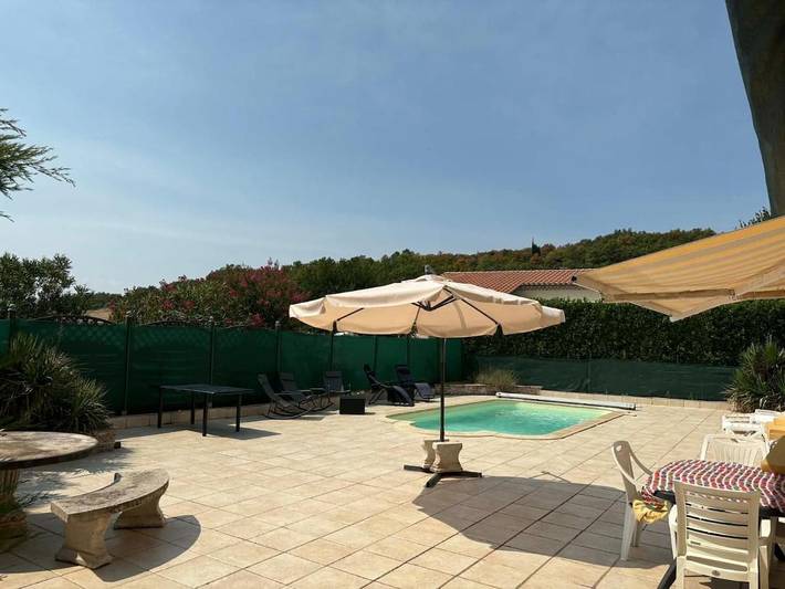 Gîte pour 6 personnes, avec Balcon et Terrasse ainsi que Piscine et Vue à Charols