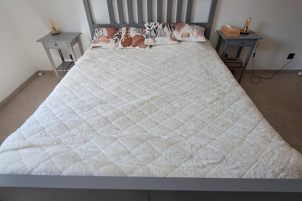 Large independent bedroom with bathroom in Luberon in Mirabeau, Regionaler Naturpark Luberon