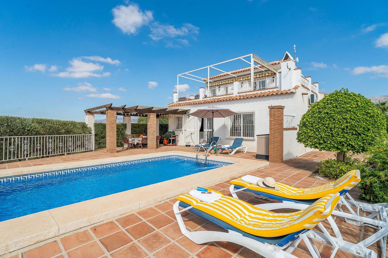 Villa "Rosana Lake Viñuela" con vistas a la montaña, piscina, Wi-Fi y jardín in Viñuela, Provincia de Málaga