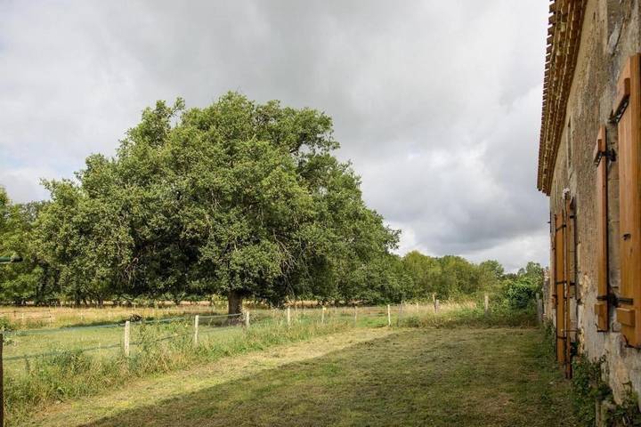 Location de vacances pour 6 personnes, avec terrasse et jardin à Saint-Front-de-Pradoux - 4