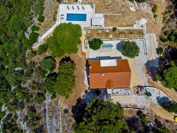 Villa for 12 People in Pucisca, Split-Dalmatia, Photo 1