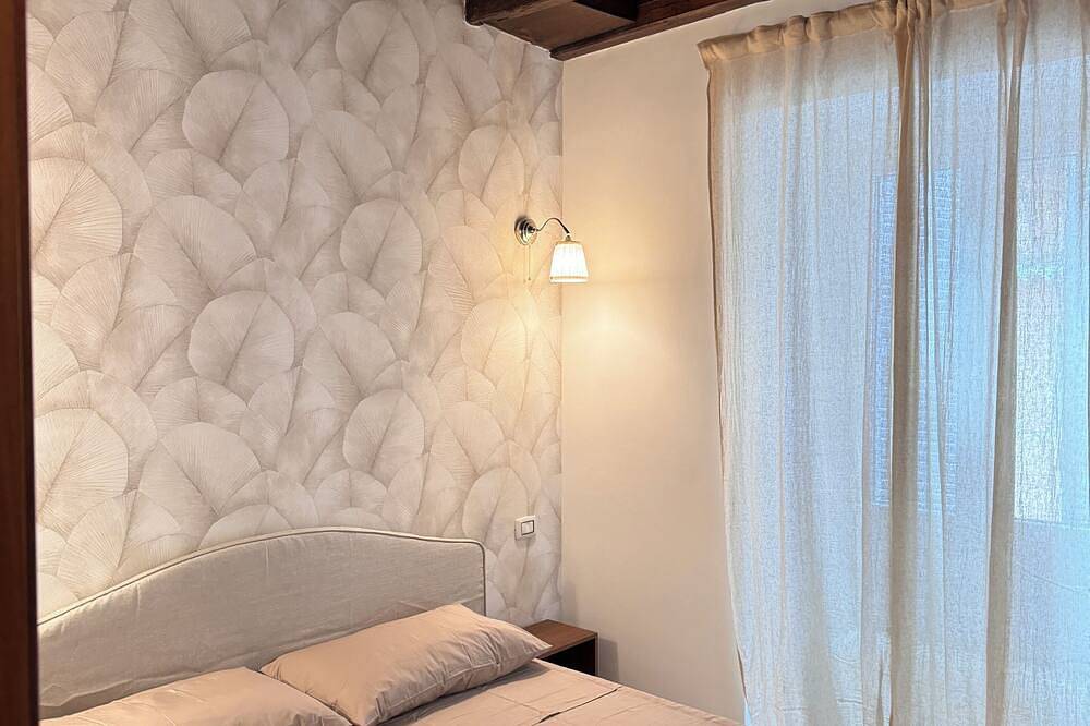 Entire apartment, Apartment with 2 Double Bedrooms and 2 Bathrooms, Historic Center Albano Laziale in Albano Laziale, Parco Regionale dei Castelli Romani