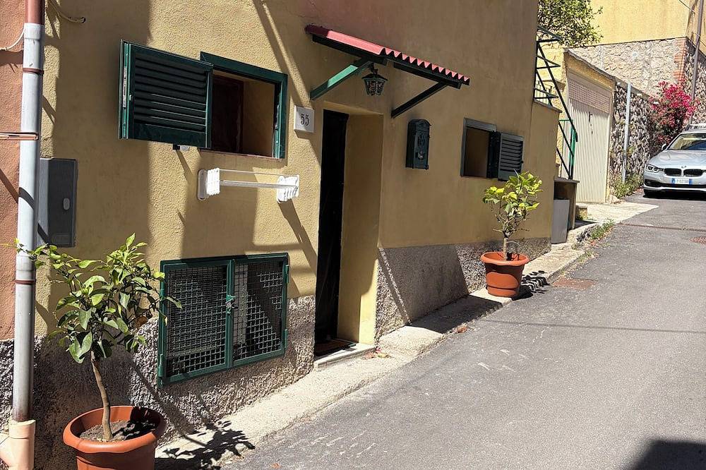 Monolocale (17 mq, stanza con divano letto a 2 piazze, angolo cottura, bagno) in Porto Ercole, Maremma