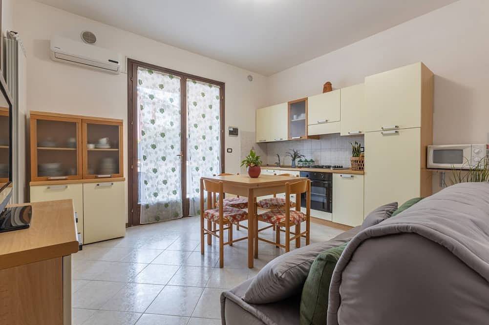 A cozy and comfortable 46 square meters villa, perfect for five people, with a private entrance on the ground floor.The property is conveniently located in Lido delle Nazioni: the beach, restaurants, bars, ice cream parlors, and a supermarket are just a in Lido delle Nazioni, Ferrara Province