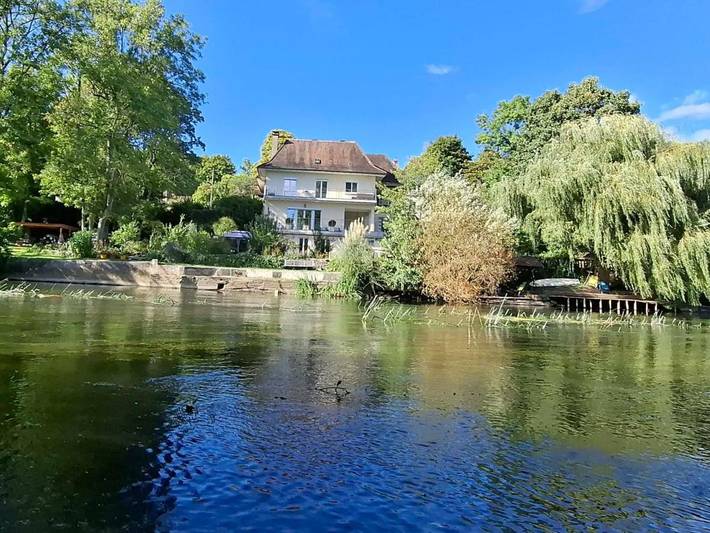 Gîte pour 4 personnes, avec Balcon et Terrasse ainsi que Jacuzzi et Jardin à Montigny-sur-Loing