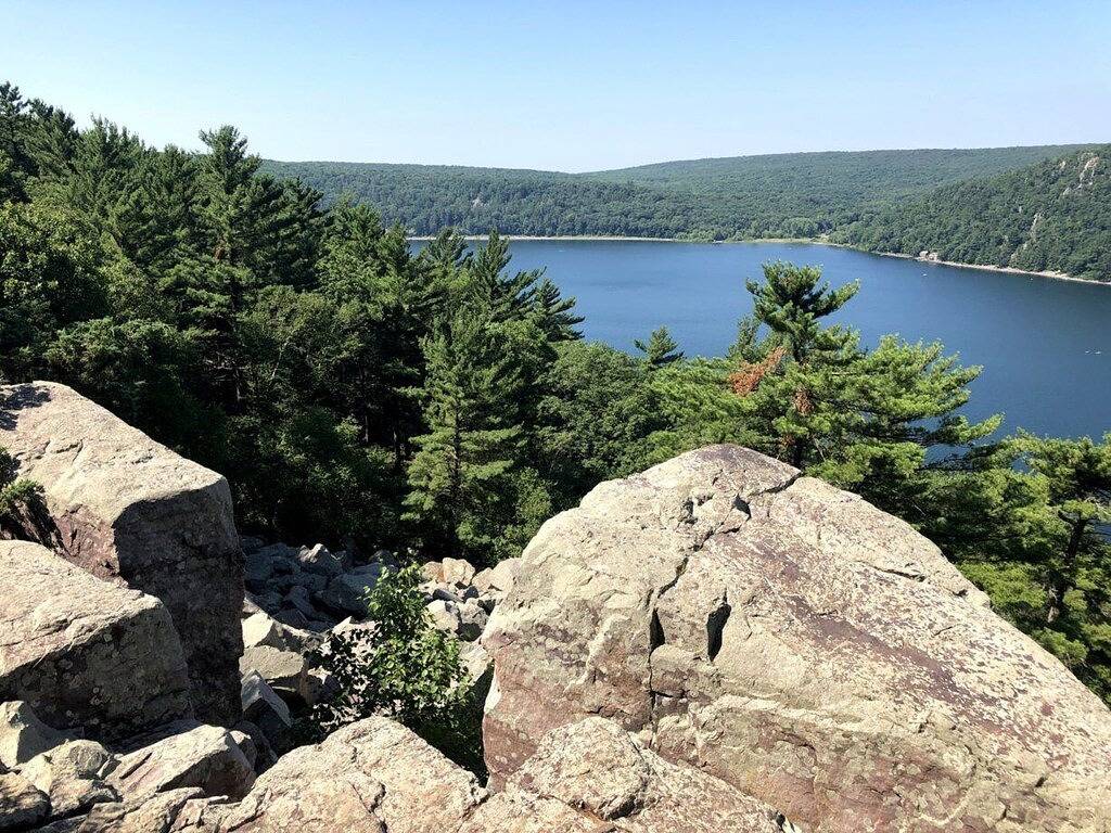 Schönes neues, zeitgemäßes Haus auf einem ruhigen Waldgrundstück, nur wenige Minuten vom Devils Lake entfernt in Sauk County