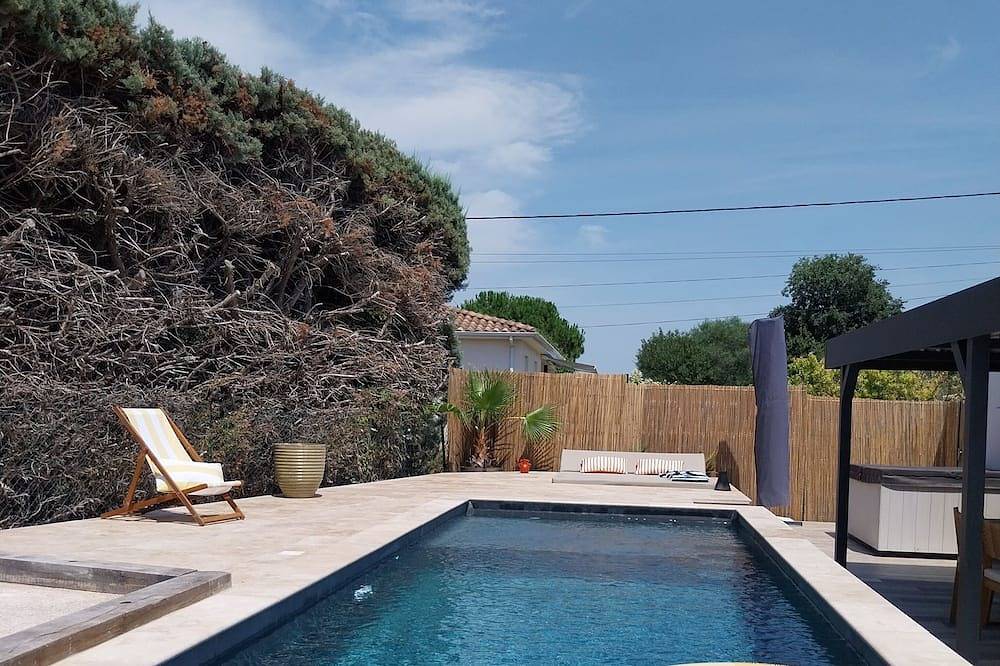 House With Air Conditioning, Terrace, Plancha 20 minutes from Nîmes in Mus, Nimes region