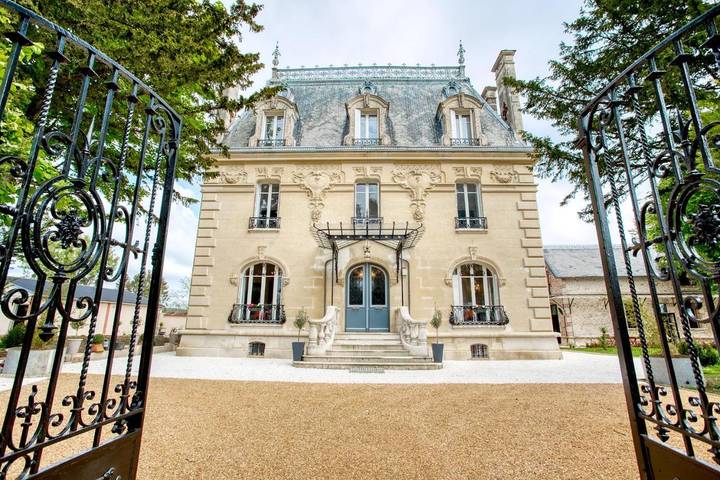 Location de vacances pour 15 personnes, avec Terrasse et Jardin ainsi que Piscine et Sauna dans Tourouvre-au-Perche
