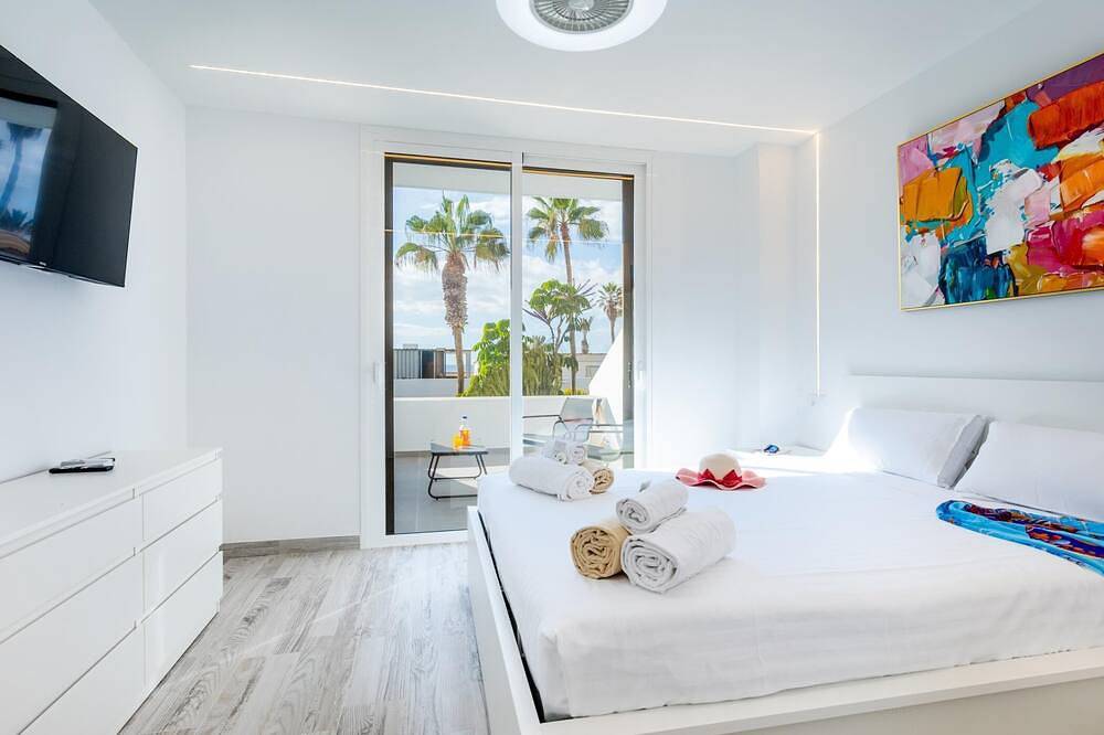 Entire apartment, Stylish 179 Parque Santiago 2, front of the sea, swimming pool in Playa de las Américas, Arona