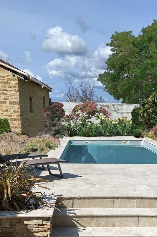 Location de vacances pour 19 personnes, avec Terrasse et Jardin ainsi que Piscine et Vue à Pouques-Lormes