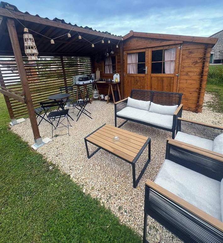 Location de vacances pour 4 personnes, avec vue et terrasse ainsi que jardin et piscine, animaux acceptés à Savigné