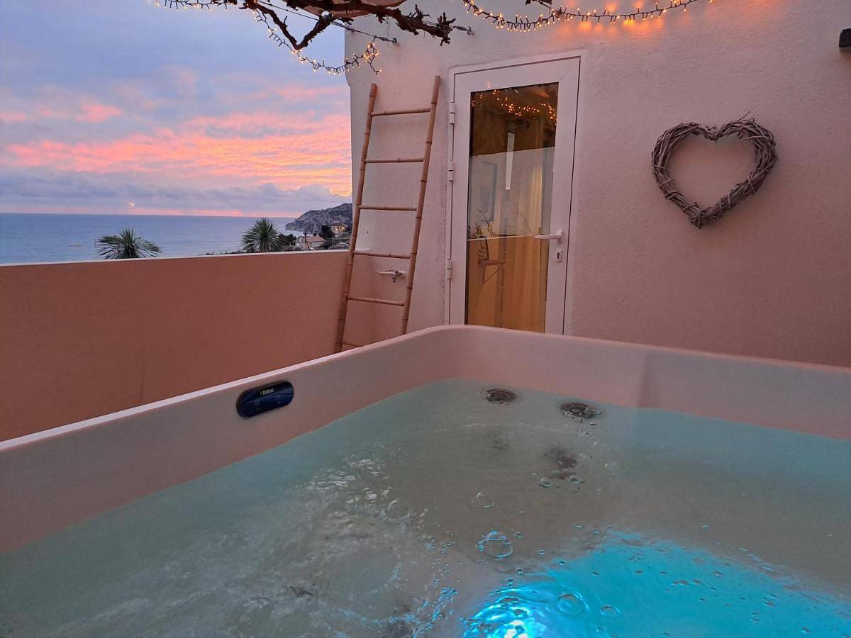 Les Suites Love 3 Spa Vue Mer Piscine in Marseille, Région de Marseille