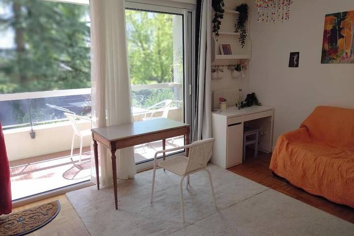 Entire apartment, Bright, quiet, cosy studio overlooking park in Caluire-et-Cuire, Lyon region