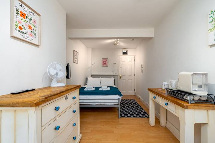 Vacation rental for 2 people, with balcony, kid friendly in Camden