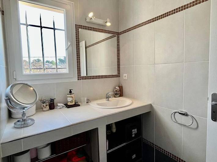 Location de vacances pour 6 personnes, avec vue ainsi que piscine et jardin à Carros - 4