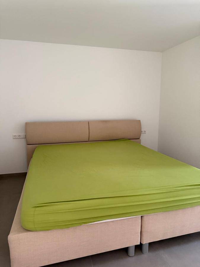Ganze Wohnung, Moderne 2-Zimmer-Wohnung mit großer Terrasse und eigenem Stellplatz in Grafenau (Württemberg), Nordschwarzwald