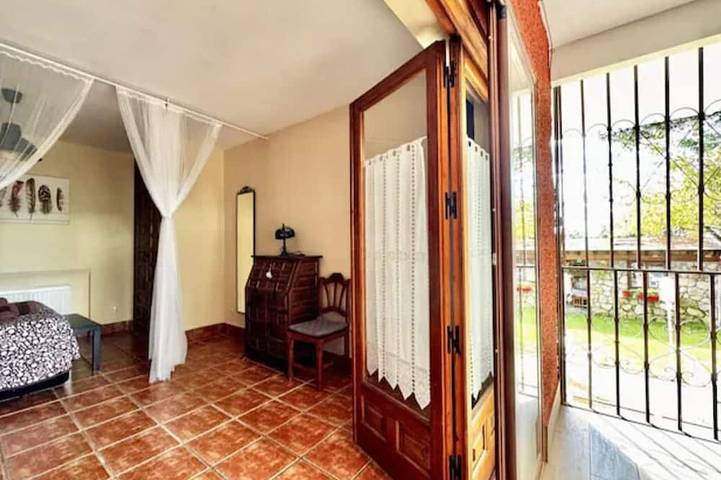 Pedriza-la casa de Galapagar, charming lodging, terrace and garden view in Galapagar, Área Metropolitana de Madrid
