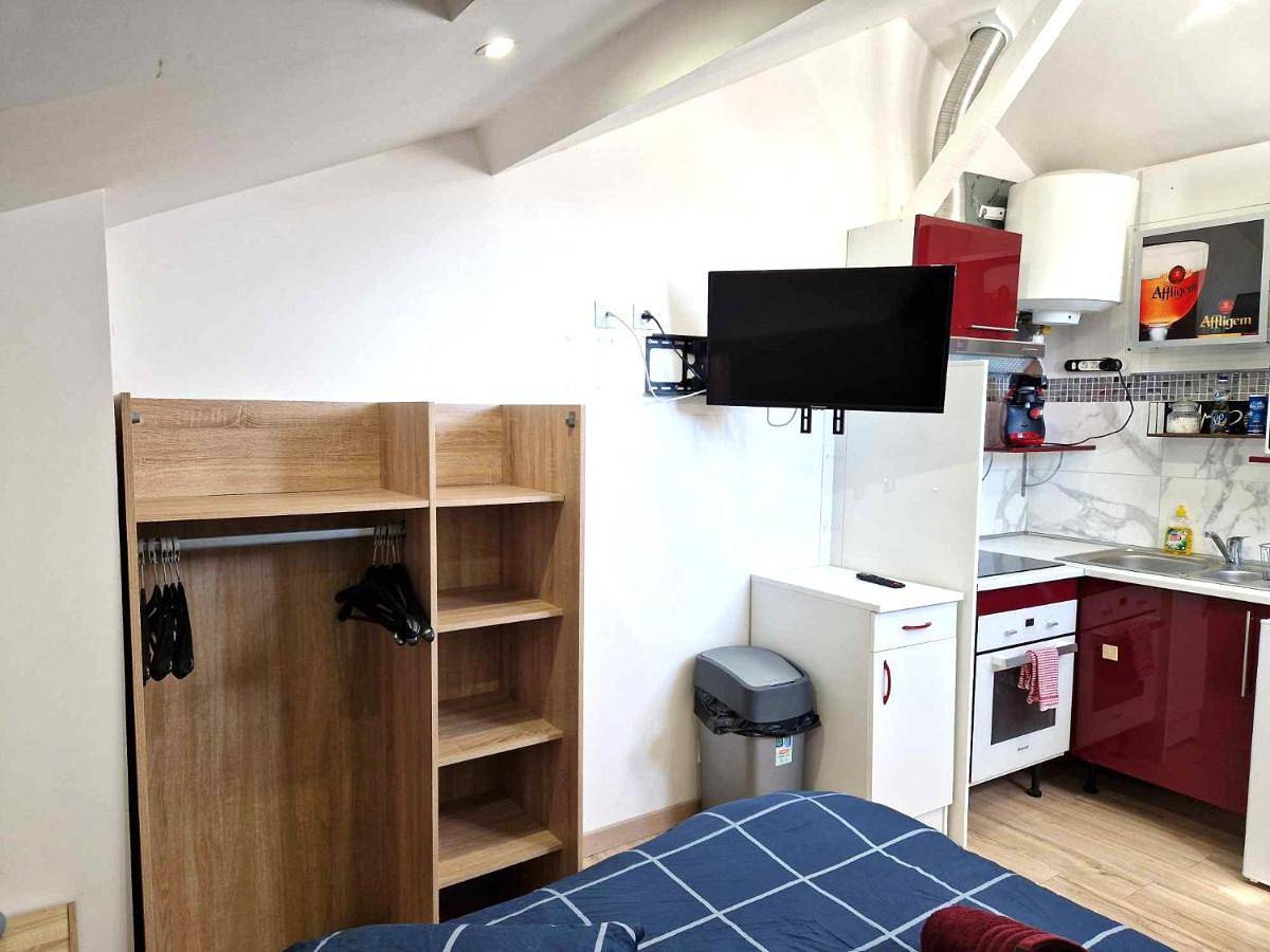 Appartement entier, 08 - Joli studio avec clim et tout équipé pour 2 personnes, lit double, parking privatif gratuit, grand fourgon possible, tout le linge de maison est fourni in Razac-sur-l'Isle, Périgord Blanc