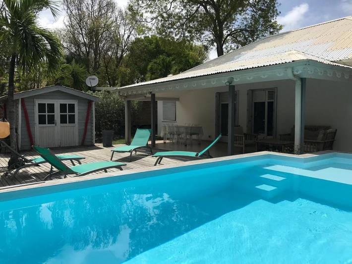 Location de vacances pour 6 personnes, avec piscine et jardin à Le François