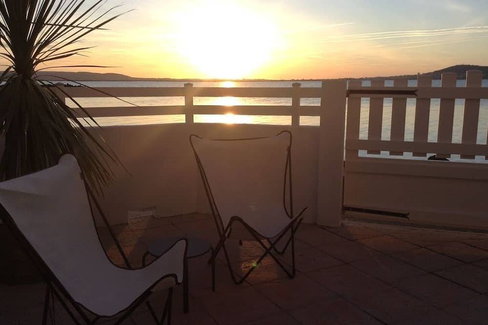 Ganze Wohnung, Luxurious waterfront studio (3 meters from the pond) - unique location in Mèze, Côte d'Améthyste