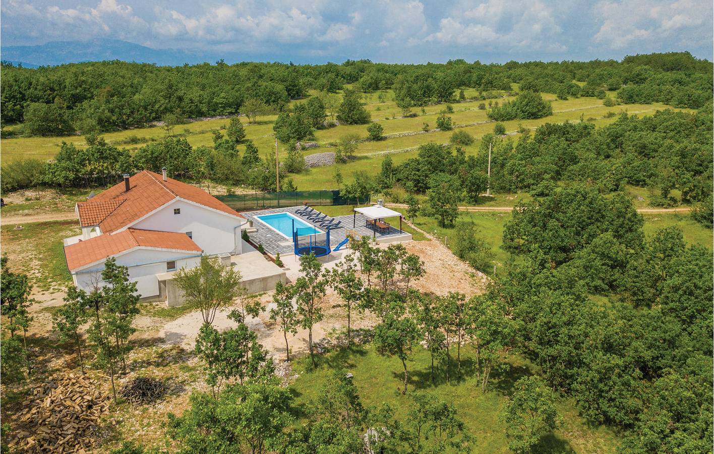 Gemütliche 2-Zimmer-Wohnung mit Pool und Terrasse, 1,5 km vom Fluss Ričina entfernt in Imotski, Makarska Riviera