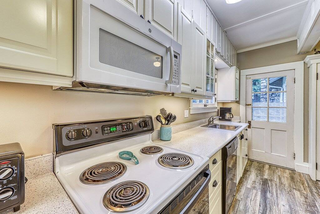 Neue Auflistung! Cottage am See mit abgeschirmtem Pavillon, Dock, 2 Hektar Fläche in Adirondack Mountains