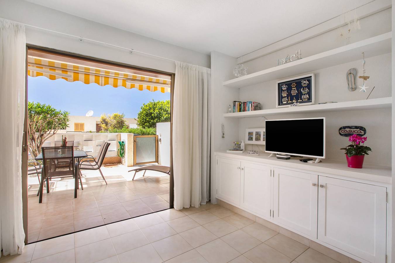 Entire apartment, Vacation Apartment 'Cerca De La Playa' with Shared Pool, Private Terrace and Wi-Fi in Playa de los Guíos, Santiago del Teide