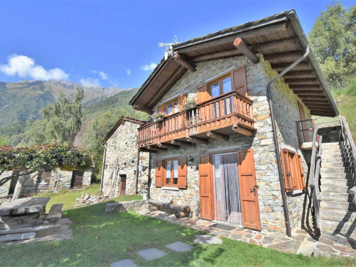 Chalet Baita Lake View in Mello, Alpes de la Bernina