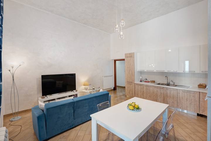 Entire apartment, Light Blue House Apartment with Balcony, Wi-Fi, and Air Conditioning in Spiaggia Santa Teresa, Salerno