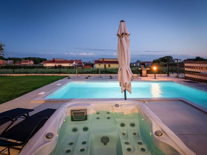 Ferienhaus für 6 Personen, mit Whirlpool und Terrasse sowie Garten und Pool in Kastelir - 4